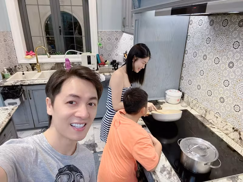 Thủy Anh cũng thường xuyên trổ tài nấu ăn. Ảnh: FB Đăng Khôi.