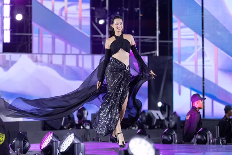 "Trước đây mọi người nhận diện Quỳnh Anh chỉ là một người mẫu thời trang, bản thân mình muốn chứng minh rằng hơn cả thế mình còn là một người đại diện, người truyền cảm hứng cho tất cả mọi người. Từng đại diện nước nhà tham gia chinh chiến tại một cuộc thi quốc tế nên Quỳnh Anh hiểu được tầm quan trọng khi tham gia Miss Universe Vietnam. Đây cũng là cơ hội để Quỳnh Anh lột xác và cũng như làm mới mình trong con đường sự nghiệp sau này", thí sinh Miss Universe Vietnam chia sẻ.