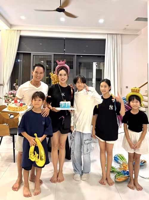 Cả gia đình Lý Hải đón sinh nhật tại nhà thay vì ra nhà hàng, khách sạn. Ảnh: FB Lý Hải - Minh Hà.