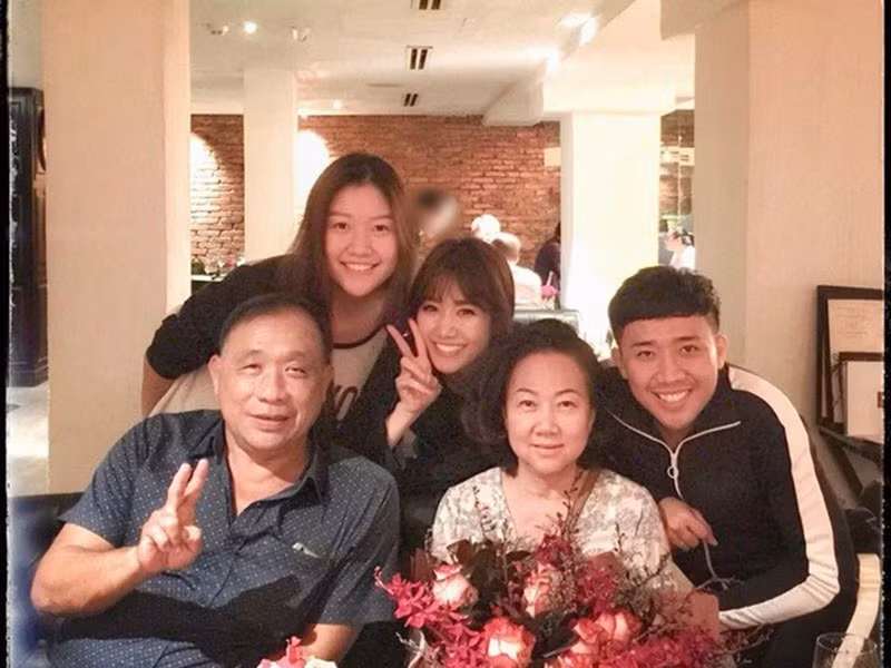 Năm 2020, Hari Won bí mật tổ chức sinh nhật muộn dành cho mẹ chồng khiến mọi người trong gia đình đều xúc động. Ảnh: FB Hari Won.