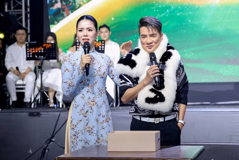Trong chương trình Nghĩa tình phương Nam gây quỹ ủng hộ đồng bào miền Bắc bị ảnh hưởng bởi bão lũ, Đàm Vĩnh Hưng mang đến chiếc khăn hàng hiệu. Ảnh: FB Đàm Vĩnh Hưng.