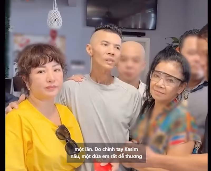 Diễn viên Thúy Nga (áo vàng) vừa chia sẻ clip đến thăm Kasim Hoàng Vũ ở quán ăn của nam ca sĩ. Lúc vào bếp, thấy Kasim Hoàng Vũ đứng nấu ăn, Thúy Nga xúc động. Ảnh: FB Thúy Nga.