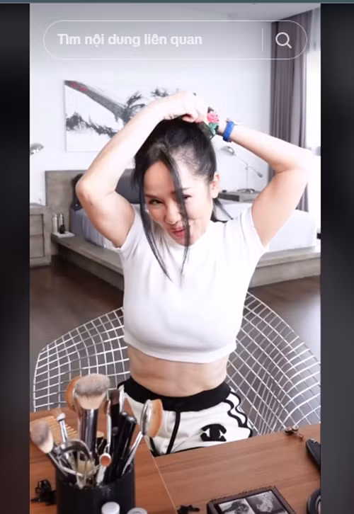 Hồng Nhung thoải mái đăng tải các clip hướng dẫn phối đồ, trang điểm, làm tóc tại nhà. Ảnh: TikTok Hồng Nhung.