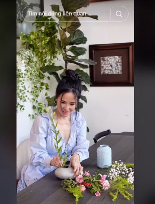 Hồng Nhung cắm hoa trong một chiếc bình lấy cảm hứng từ hòn đá trong vườn nhà. Ảnh: TikTok Hồng Nhung.