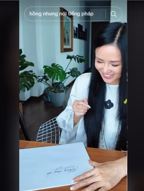 Khi rảnh rỗi, Hồng Nhung luyện chữ đẹp. Ảnh: TikTok Hồng Nhung.