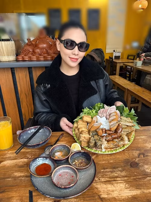 "Công việc mỗi ngày của bầu là ngủ thật kỹ, dậy rồi thèm gì thì đi ăn nấy ngay, xong dạo vòng quanh khám phá đây đó… Kể ra cũng nhàn nhã, chứ không đáng sợ, hành lên hành xuống như những câu chuyện mình nghe từ những mẹ bầu khác", Quỳnh Thư chia sẻ.