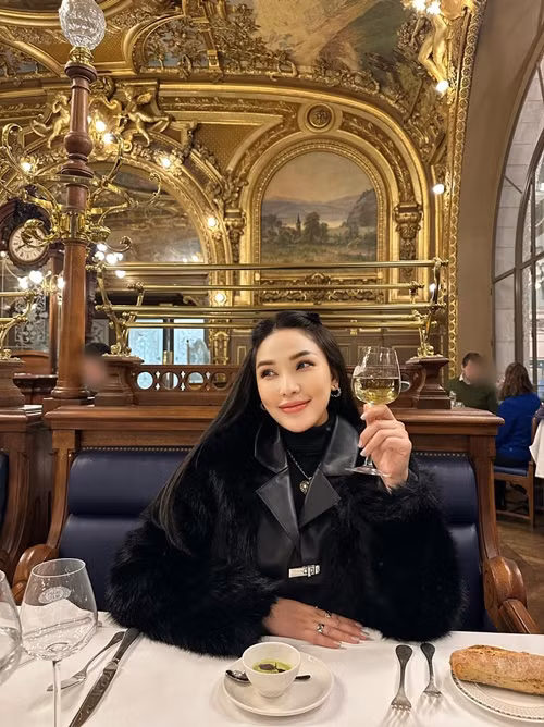 Nữ người mẫu cho biết, bạn trai là người gốc Việt, sinh ra và lớn lên tại Đức. Hiện tại, chồng chưa cưới của Quỳnh Thư là doanh nhân, điều hành chuỗi nhà hàng, khách sạn ở Berlin, Đức.