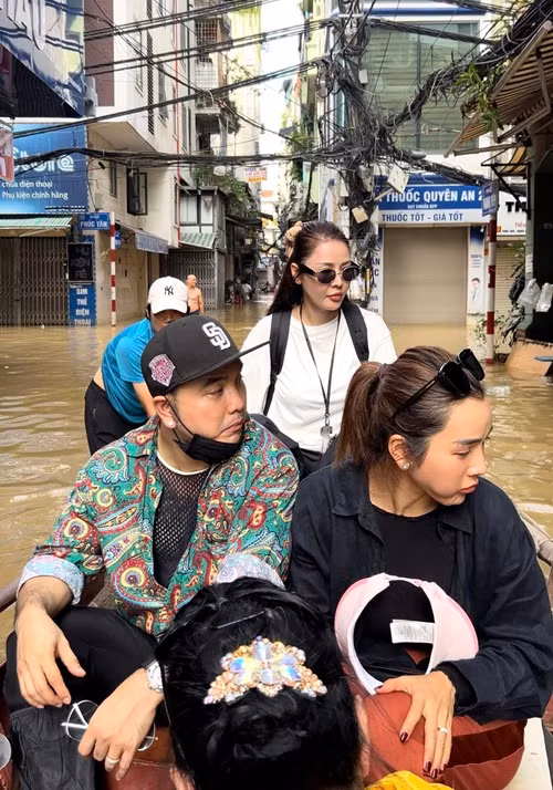 Cô đáp trả về việc đi thuyền: "Tôi chọn ngồi thuyền vì ngồi thuyền tôi không bị ướt. Tôi đảm bảo được sức khỏe để đi giúp bà con tiếp ạ. Ngày nào tôi cũng đi. Tôi phải giữ sức khỏe chứ. Thế hôm qua tội lội sâu sao chả ai nói gì nhỉ". Ảnh: FB Quế Vân.