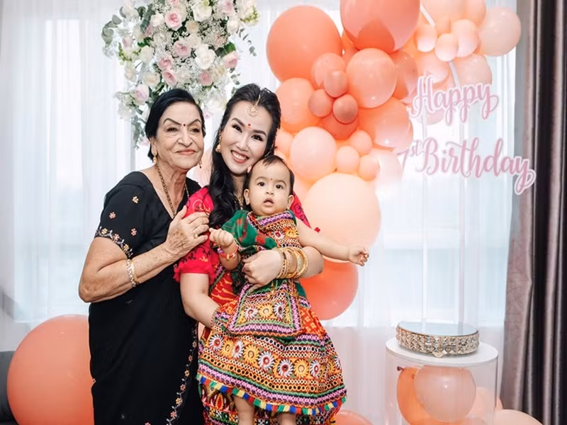 Mới đây, Võ Hạ Trâm cho biết, mẹ chồng muốn từ Ấn Độ sang Việt Nam chăm sóc nữ ca sĩ khi cô ở cữ.
