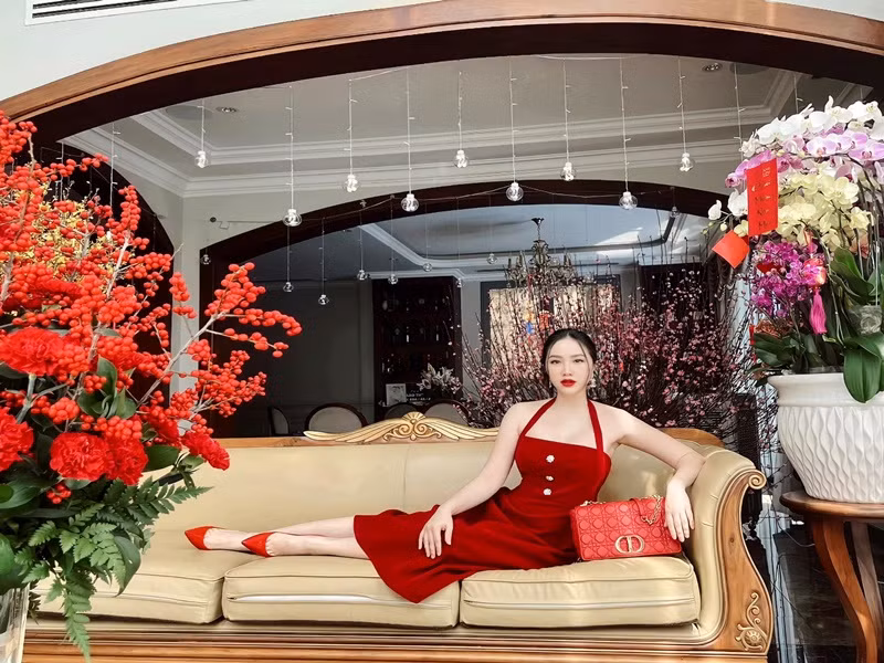 Nữ ca sĩ khoe ảnh gợi cảm, sành điệu của mình trong phòng khách. Ảnh: FB Bảo Thy.