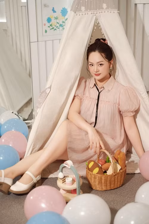"Lalina Kids Cafe &amp; Restaurant được đặt theo tên của con gái đầu lòng Lina của tôi. Tôi coi Lalina như đứa con thứ hai của mình, sau Lina. Tôi thai nghén, sinh ra bạn ấy rồi chăm sóc, may quần áo, tìm món ăn phù hợp cho bạn ấy, từng bước giúp bạn ấy lớn lên. Lalina mang đến cho tôi những trải nghiệm, bài học mà có lẽ tôi sẽ chẳng bao giờ có nếu không kinh doanh. Vì thế, tôi đã cố gắng hết sức để duy trì việc kinh doanh trong lúc tinh thần và sức khỏe yếu đuối nhất", Lan Phương chia sẻ.