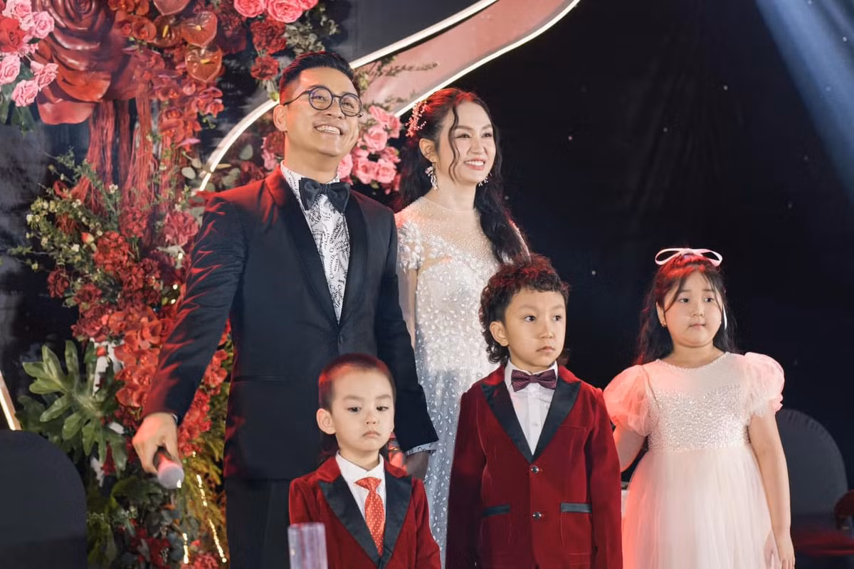 Vợ chồng Tuấn Hưng - Hương Baby 3 người con: 2 trai, 1 gái. Ảnh: FB Tuấn Hưng.