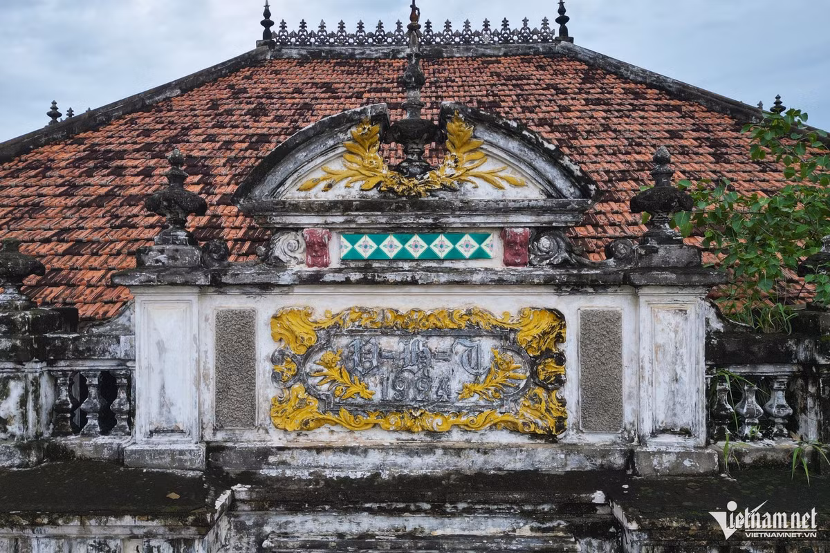 "Nhà lầu ông Phủ" được xây dựng năm 1922, hoàn thành sau 2 năm với kiến trúc Pháp độc đáo và là một biểu tượng văn hóa đặc trưng của vùng đất Đồng Nai. Ngôi nhà từng được sử dụng làm bối cảnh của nhiều bộ phim nổi tiếng và gắn liền với nhiều câu chuyện lịch sử.
