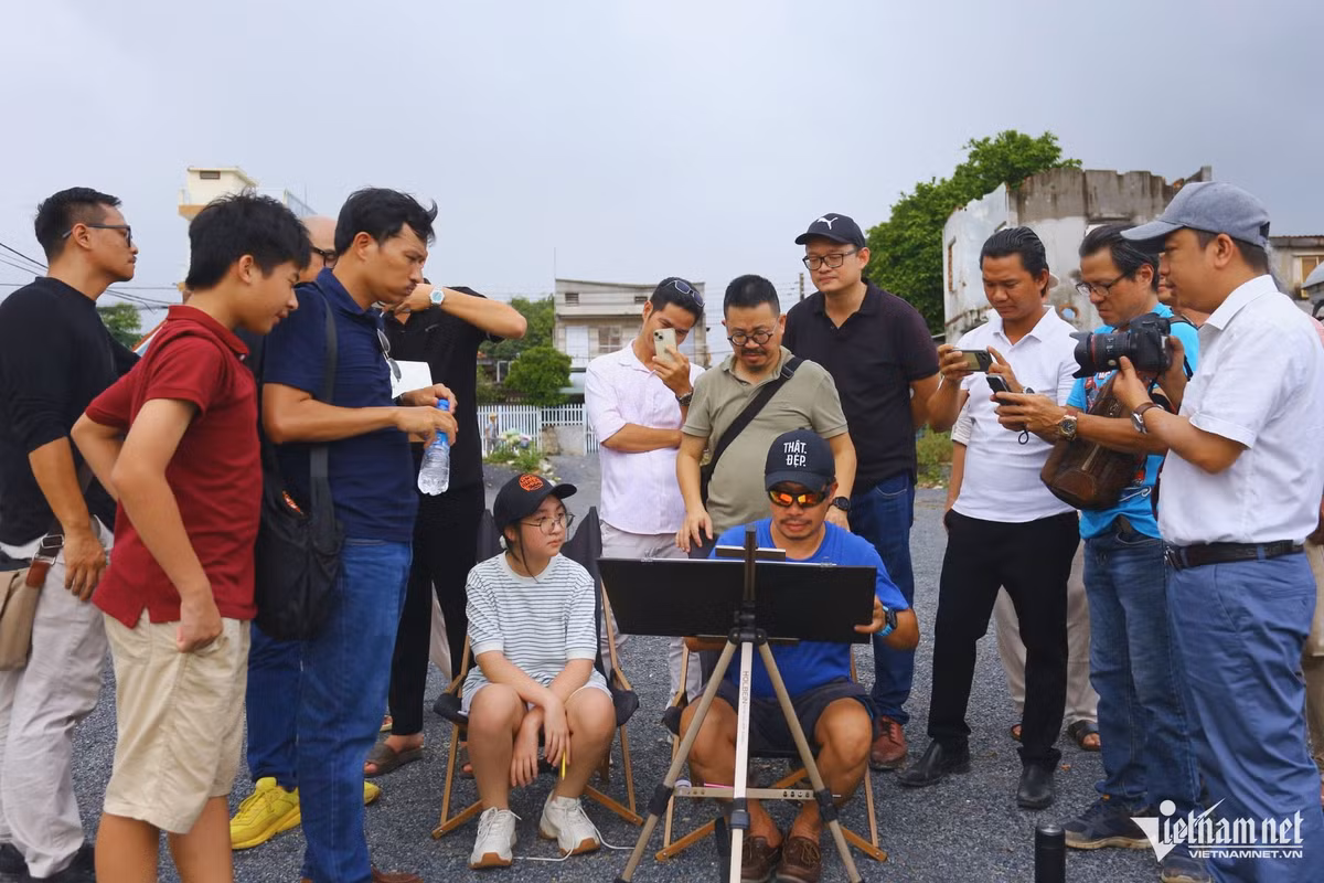 Trước thông tin ngôi biệt thự cổ này có nguy cơ bị đập bỏ, nhiều người tranh thủ đến đây để chụp ảnh lưu lại làm kỷ niệm. Thậm chí, một số họa sĩ nổi tiếng từ TPHCM đến trực tiếp quan sát và tỉ mỉ vẽ lại biệt thự 100 tuổi nằm ven sông Đồng Nai.Ông Nguyễn Xuân Thanh, Phó chủ tịch UBND TP Biên Hòa cho biết, trong tuần tới, sẽ mời các chuyên gia, sở, ngành liên quan góp ý để tìm phương án tối ưu cho căn biệt thự này. Theo ông, cần có phương án tốt nhất để bảo tồn căn biệt thự có giá trị về kiến trúc, lịch sử của vùng đất Biên Hòa - Đồng Nai.