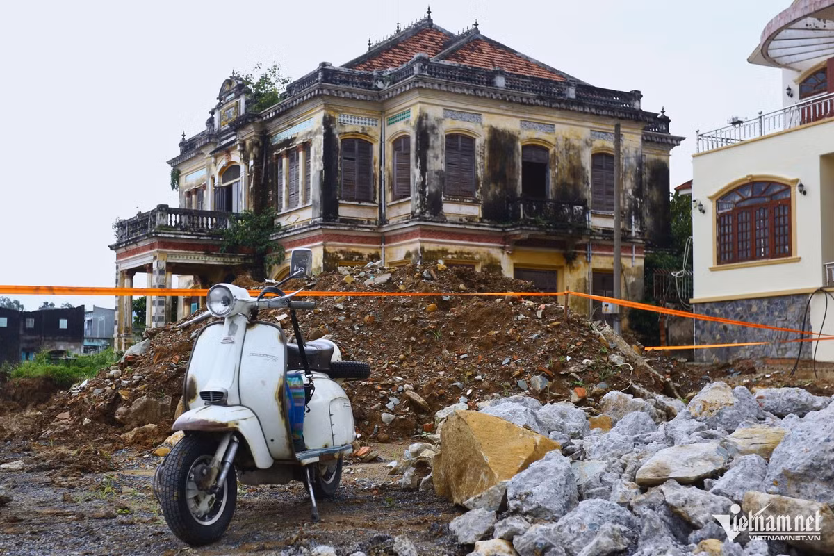 Theo các chuyên gia, biệt thự cổ này mang trong mình những giá trị lịch sử với kiến trúc Pháp cổ điển. Chính đường nét tinh xảo, những chi tiết hoa văn cầu kỳ đã tạo nên một không gian sống sang trọng và độc đáo.