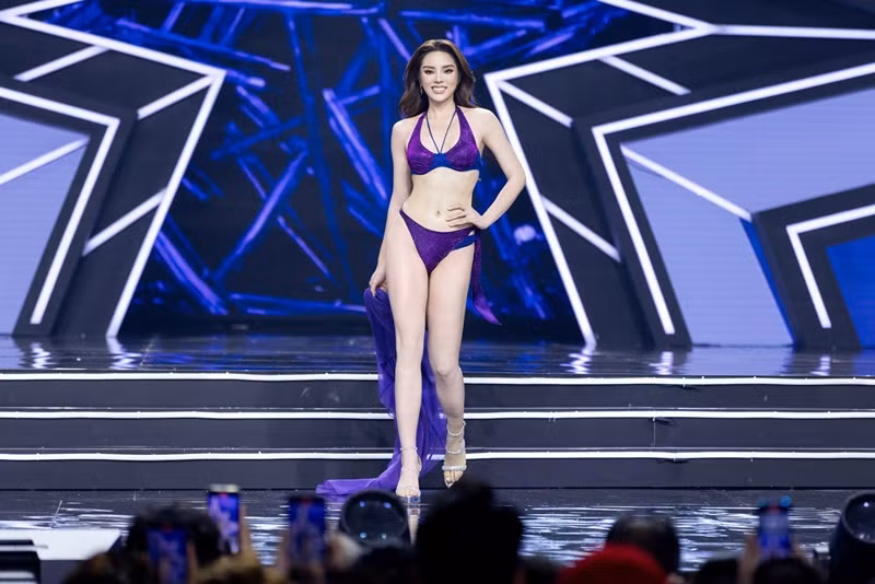 Chân dài khoe vẻ gợi cảm khi trình diễn trang phục áo tắm. Ảnh: Miss Universe Vietnam.