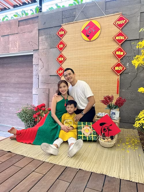  Thúy Diễm - Lương Thế Thành dọn về biệt thự vào năm 2023. Vào mỗi dịp lễ Tết, Giáng sinh, cặp đôi thường trang hoàng nhà cửa lộng lẫy.