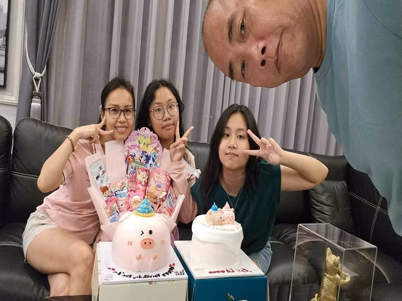 Vợ chồng Cẩm Ly cùng các con thường đón sinh nhật giản dị tại nhà. Ảnh: FB Cẩm Ly.