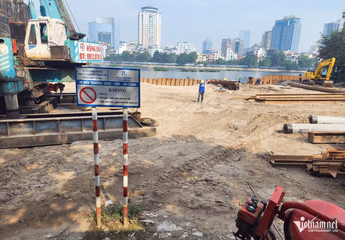 Góc hồ Hoàng Cầu bị lấp ăn ra mặt nước khoảng 60m. Tuy nhiên, trao đổi với báo chí, Trưởng phòng Quản lý đô thị quận Đống Đa Trương Minh Quang cho biết, thông tin lấp hồ Hoàng Cầu là không đúng. Việc cải tạo tuân thủ tiêu chí không ảnh hưởng đến diện tích mặt hồ, chỉ cải tạo đồng bộ vỉa hè, cây xanh, thoát nước, chiếu sáng.