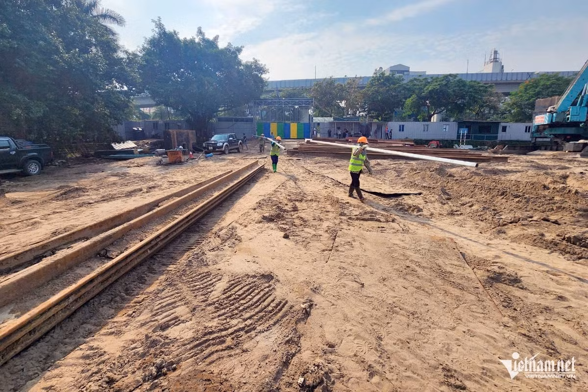 Vị chỉ huy trưởng công trường cho biết, phần tạm lấp mặt nước hồ Hoàng Cầu khoảng 6.500m2 để làm nơi tập kết vật liệu, đường phục vụ thi công cải tạo hồ. Sau khi dự án hoàn thành, toàn bộ vật liệu lấp tạm lòng hồ sẽ được nạo vét chuyển đi nơi khác.