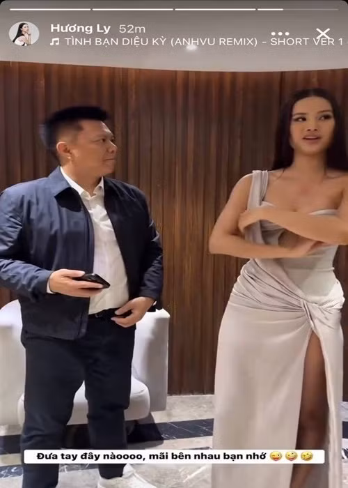 Trên trang cá nhân, Hương Ly còn chia sẻ khoảnh khắc bên ông Valentin Trần và viết: “Đưa tay đây nào, mãi bên nhau bạn nhé”. Ảnh: FB Hương Ly.