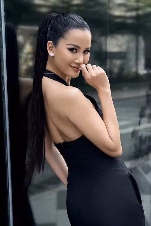 Nàng hậu viết: “Cho em xin một cái tên đi ạ, cho em xin cái túi Hermes với, chứ em không có cái túi Hermes nào hết. Em cũng không có đi thi mà được mở quà liên tục. Tiền trang điểm mà còn đợi đến cuối năm em mới trả một lần. Chị cho em xin cái tên, xin ngày tháng năm, làm rõ luôn đi ạ. Chứ em ngại quá, có tiếng mà không có miếng”. Ảnh: FB Hương Ly.