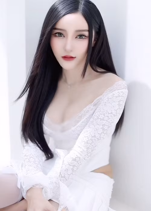 Phattaraphon đang là đại sứ thương hiệu của một tạp chí hàng đầu tại Thái Lan.