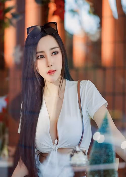 Trên trang cá nhân, Phattaraphon khoe đi du lịch nhiều nơi như Nhật Bản, Hàn Quốc, Pháp.