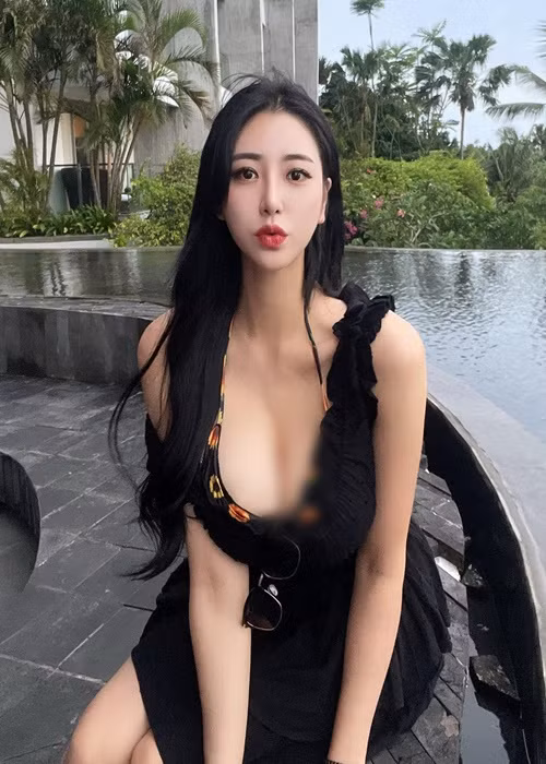 Dù mặc hở bạo hay kín như bưng, Shim Ha Jin đều thu hút sự chú ý của người đối diện.