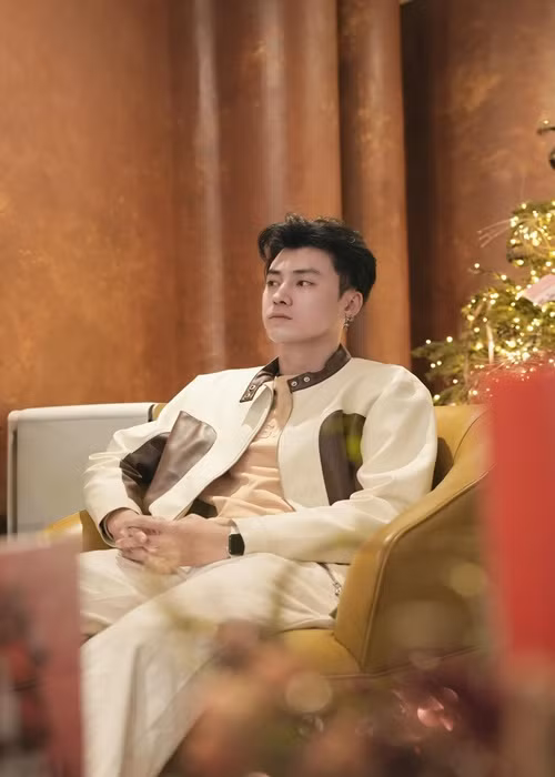 “Không thể bắt một người yêu thương 1 người mà có thể dễ dàng chấp nhận hình ảnh việc người mình tình cảm với người khác dù là trên tivi hay trên mạng. Mình chỉ mong mọi người hiểu và đừng tag hoặc vào kênh Éng để nói kiểu “anh Thái ôm Pu chị Éng ơi”, “anh Thái cướp Pu của Chải”, vì việc này ảnh hưởng đến tâm lý bạn ấy rất nhiều. Càng không mong mọi người bảo bạn ấy ích kỷ, vì tất cả chỉ bắt nguồn từ việc quá yêu thôi”, Thái của Đi giữa trời rực rỡ cho biết. Ảnh: FB Vương Anh Ole.