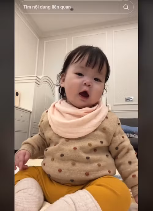 "Hồi này em bé 6 tháng tuổi, mỏ nhiều chuyện cỡ này không biết giống ai", Mỹ Linh hài hước chia sẻ. Ảnh: TikTok Đỗ Mỹ Linh.