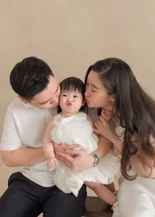 Nàng hậu và chồng yêu chiều con gái như công chúa. Ảnh: FB Đỗ Mỹ Linh.