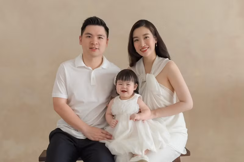Cặp đôi lập tài khoản Instagram cho ái nữ nhưng cài chế độ riêng tư, chỉ gia đình, bạn bè thân thiết mới theo dõi được. Ảnh: FB Đỗ Mỹ Linh.