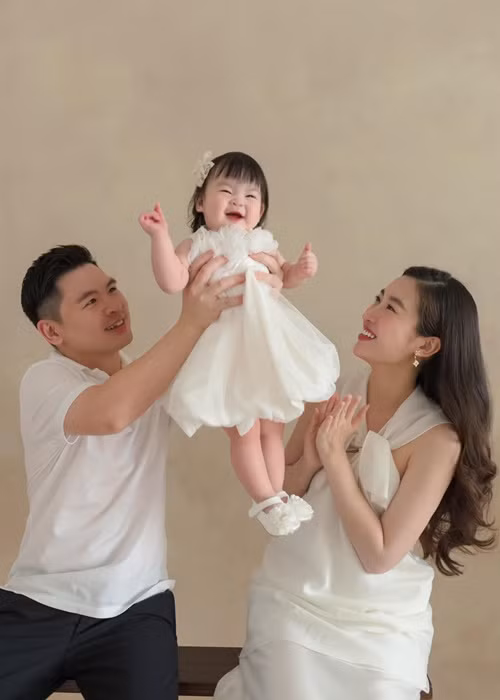Thiếu gia Đỗ Vinh Quang gọi con gái là bình rượu mơ. Ảnh: FB Đỗ Mỹ Linh.