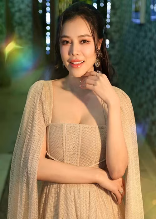 Nữ ca sĩ quê Bình Định chuộng trang phục gợi cảm khi đi hát.