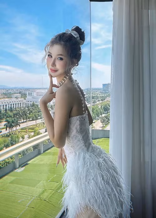 Nữ ca sĩ chuộng trang điểm đậm. Ảnh: FB Yến Tatoo.