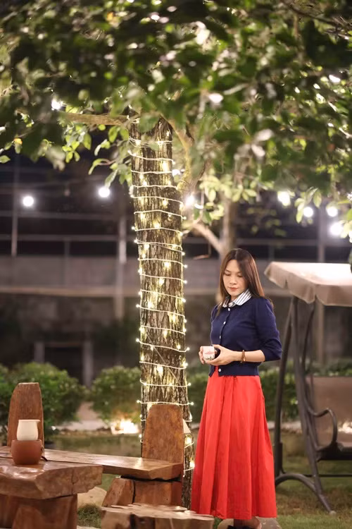 Nữ ca sĩ vừa uống trà vừa ngắm pháo hoa bắn tại nhà. Ảnh: FB Mỹ Tâm.
