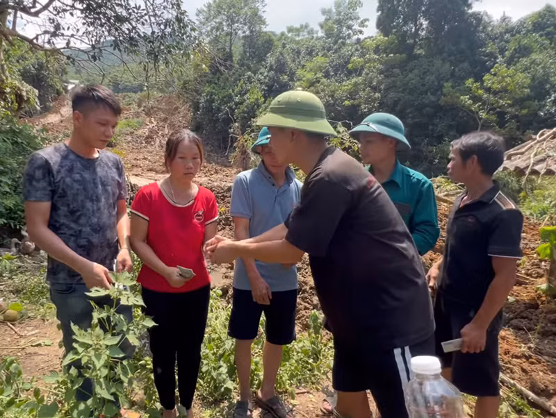 Nhạc sĩ Hồ Hoài Anh chia sẻ trong clip: "Đây chỉ là số tiền rất nhỏ, thể hiện tấm lòng của anh em nghệ sĩ trong nhóm. Tôi hy vọng sẽ có nhiều nhà hảo tâm lên đây để hỗ trợ đồng bào gặp khó khăn". Ảnh: FB Phạm Việt Tuân