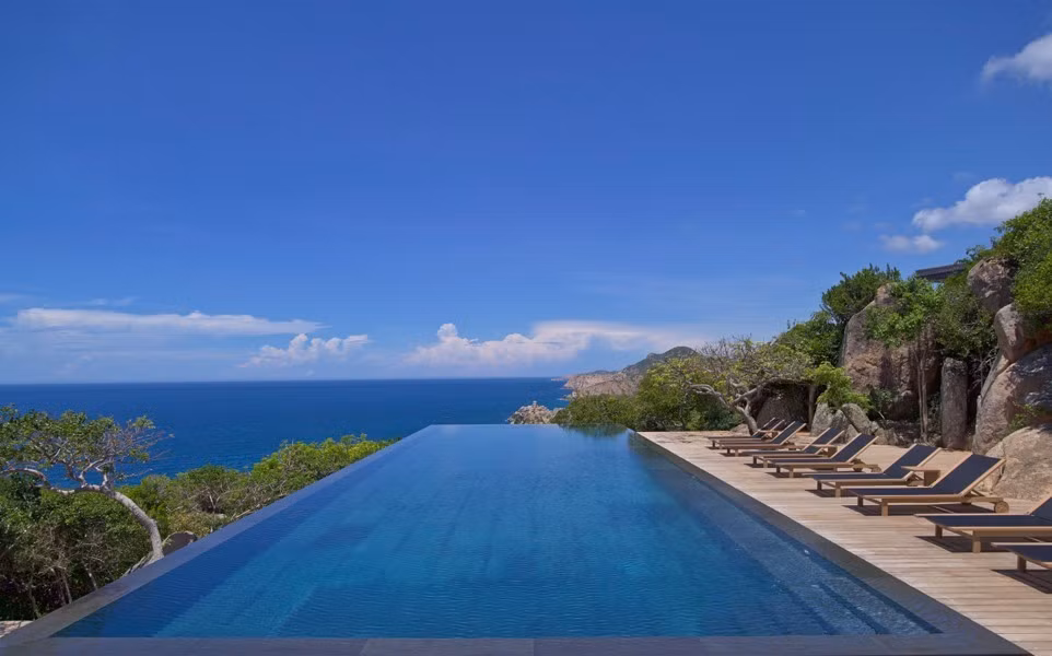 Khu resort đắt tiền nhất Việt Nam này cách sân bay Cam Ranh 60km và nằm trên Núi Chúa, Ninh Thuận với không gian thoáng đãng và quang cảnh tự nhiên xanh ngút ngàn. Ảnh: Amanoi Resort.
