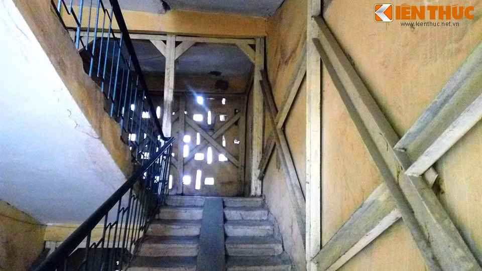 Trước thực trạng xuống cấp nghiêm trọng, Xí nghiệp quản lý và phát triển nhà số 4 (Công ty quản lý và phát triển nhà Hà Nội) đã cho dựng giàn giáo thép chống đỡ tại khu vực cầu thang bộ.