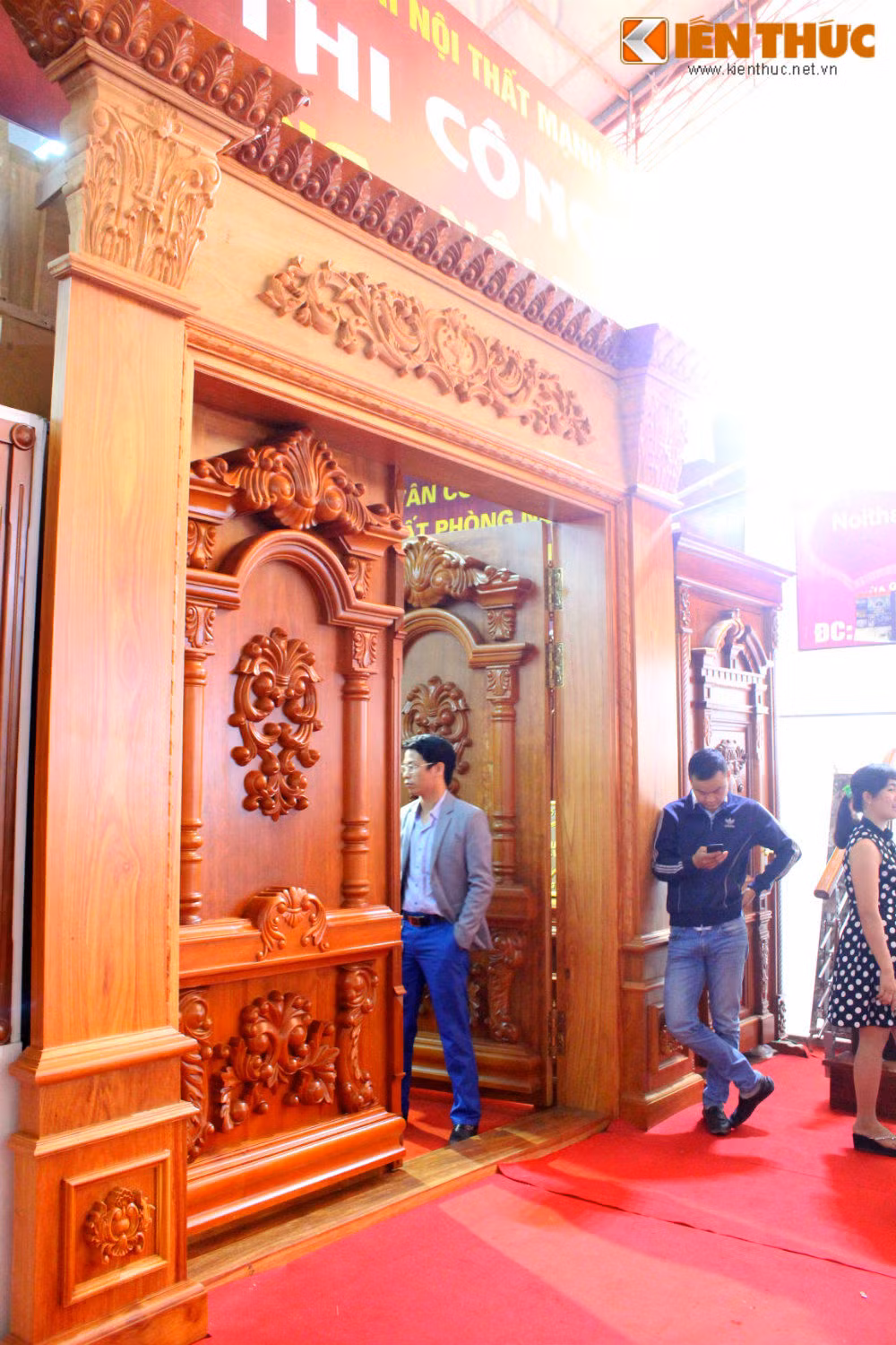 Trong Triển lãm Vietbuild Hà Nội 2017 vừa qua xuất hiện một bộ cửa gỗ giá gần tỷ đồng khiến khách tham quan phải ngỡ ngàng.