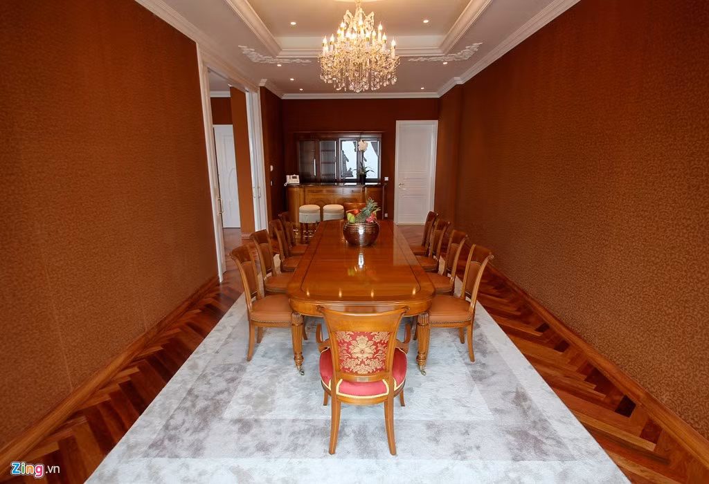 Tại đây không có đầu bếp riêng. Tuy nhiên, khách thuê phòng được quyền yêu cầu bất kỳ đầu bếp nào thuộc khách sạn để chế biến món ăn theo yêu cầu, sở thích, khẩu vị. Ảnh: Zing.