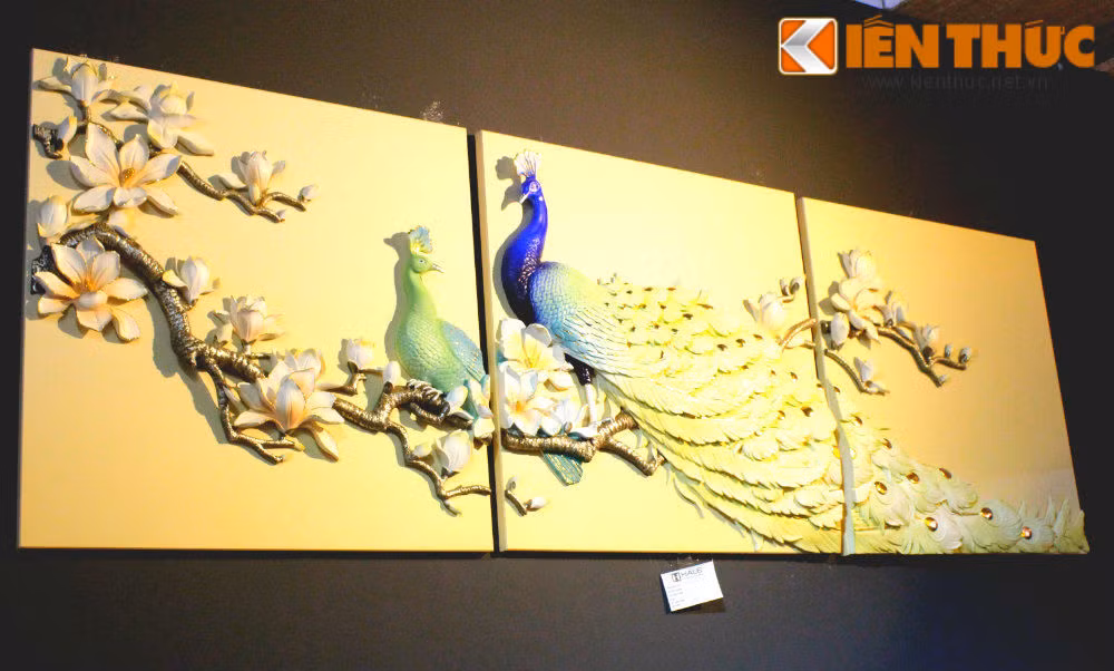 Mẫu tranh trang trí tường chim công kết hợp hài hòa với hoa mẫu đơn làm bằng chất liệu composite cao cấp, được chế tác công phu bởi những nghệ nhân tài ba khéo léo,