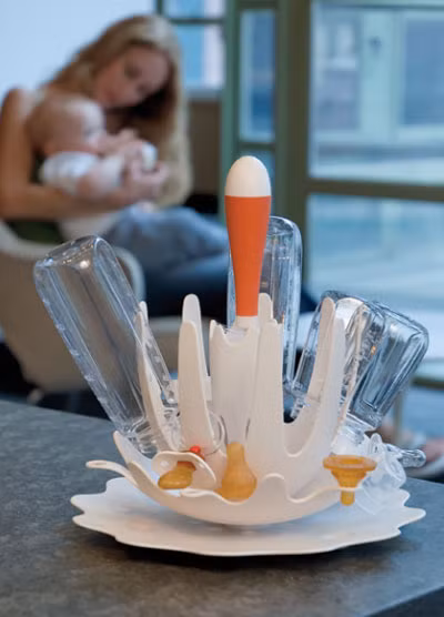  Quy trình ngâm rửa và luộc bình sữa như sau: Đầu tiên hãy tháo rời từng phần của bình sữa: núm ty, vòng giữ núm, nắp đậy, bình sữa. 