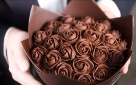 Những đóa hoa hồng socola cho ngày valentine soc giúp bạn cảm nhận được đầy đủ các vị chát đắng, ngọt bùi... 