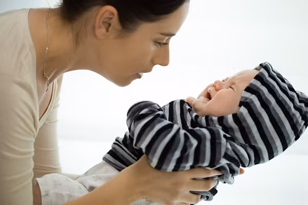 Mẹ cho bé bú sữa quá nhiều, bé ăn quá no khiến cho dạ dày không kịp tiêu hóa khiến sữa bị trào ra ngoài.