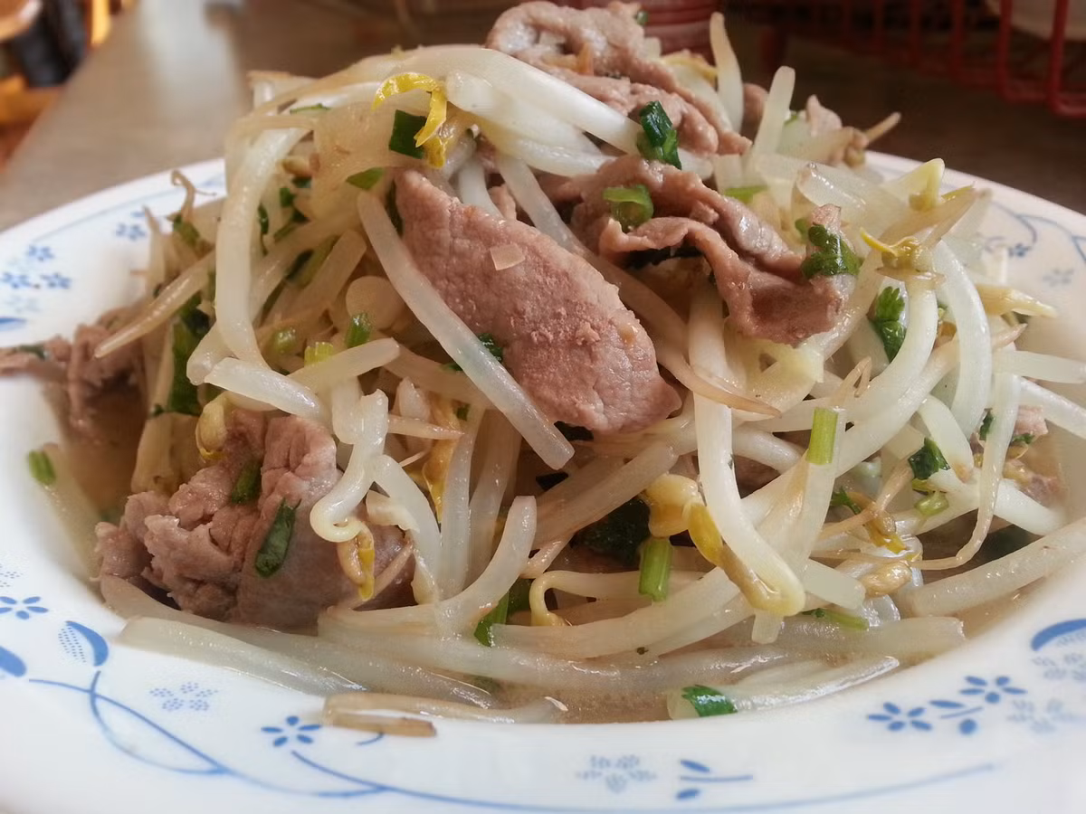  Thịt bò cũng là một trong những thực phẩm giàu kẽm. Trong 100g thịt bò chứa 2,2mg kẽm. Món bò xào giá đỗ ngon và phù hợp với bé đã ăn cơm tốt. 