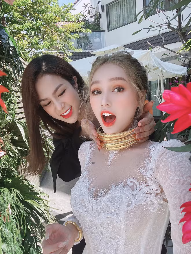 Vào ngày lễ trọng đại của Xoài Non và em rể, đích thân Diệp Lâm Anh đã đến chúc mừng và tặng vòng vàng cực khủng cho cô nàng.