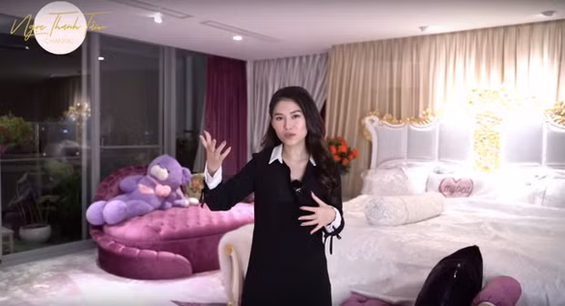 Chưa tính đến khối tài sản đồ sộ của gia đình, ái nữ đại gia thuỷ sản đang sở hữu một căn nhà rộng 650m2, được gộp từ 6 căn chung cư cùng mặt nền trong khu nhà giàu ở Quận 7 (TP.HCM).