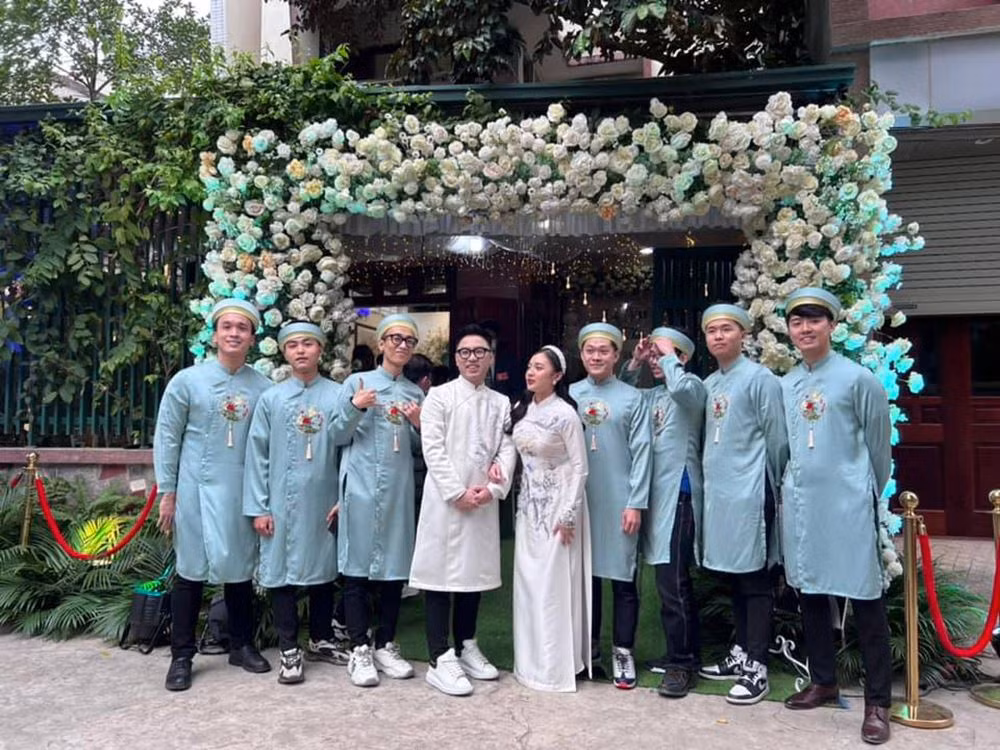 Biệt đội bê tráp của cặp đôi vàng cũng là những người quyền lực nhất Liên Quân Mobile Việt nhiều cái tên cộm cán như BLV Hoàng Sơn, BLV Huy Popper hay "sếp" Bá Nhật... cũng đều góp mặt.